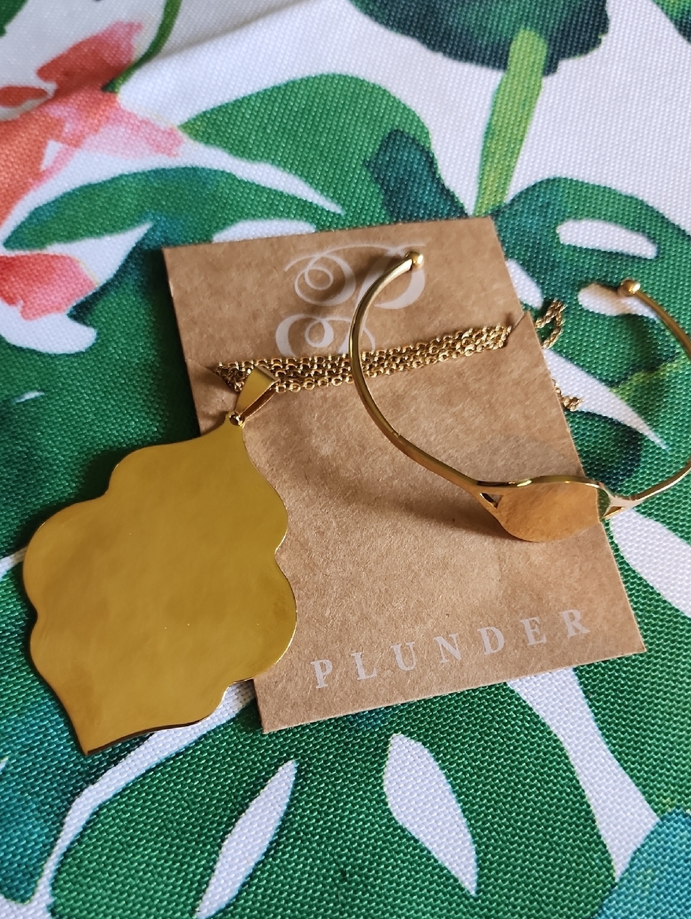 Plunder Gold necklace and bracelet. Can be embossed